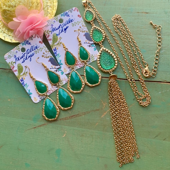 💚 Handmade Green Dangle Statement Earrings - Long Green Necklace w Tassel NWOT - Picture 2 of 3